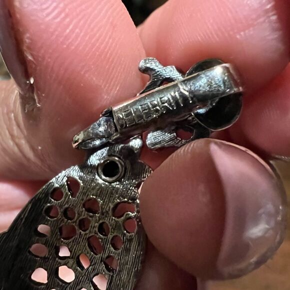 VINTAGE CELEBRITY DARK DANGLING CLIP EARRINGS - Picture 3 of 4